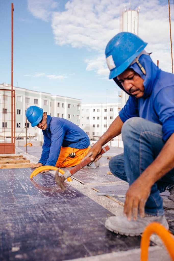 Trabajadores de construcción en obra